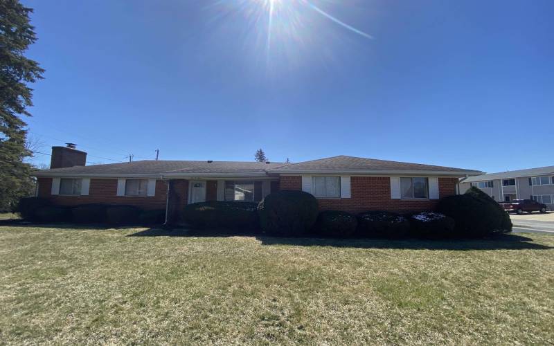1009 Eastcrest, Greentown, Indiana 46936, 3 Bedrooms Bedrooms, ,1 BathroomBathrooms,Residential,For Sale,Eastcrest,202308172