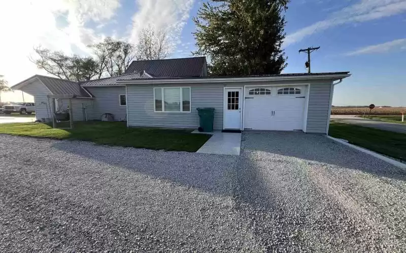 3679 Hoosier Hwy, Bluffton, Indiana 46714, 3 Bedrooms Bedrooms, ,1 BathroomBathrooms,Residential,For Sale,Hoosier Hwy,202438909